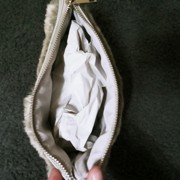 Faux fur wristlet - Picture 4 of 8